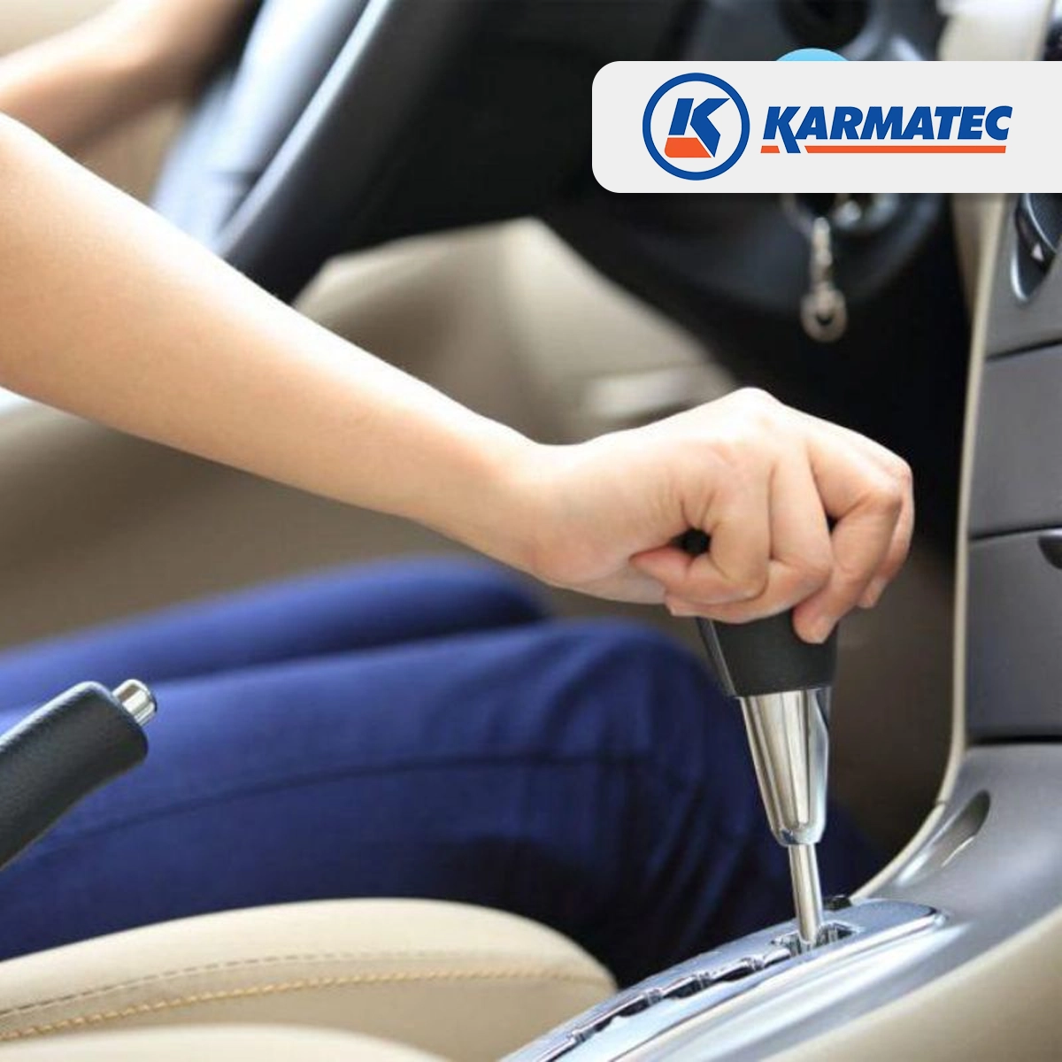 راهنمای جامع دلایل جا نرفتن دنده و سفت شدن کلاچ همراه با ویدئو 2 دست یک فرد که درحال تعویض دنده است.